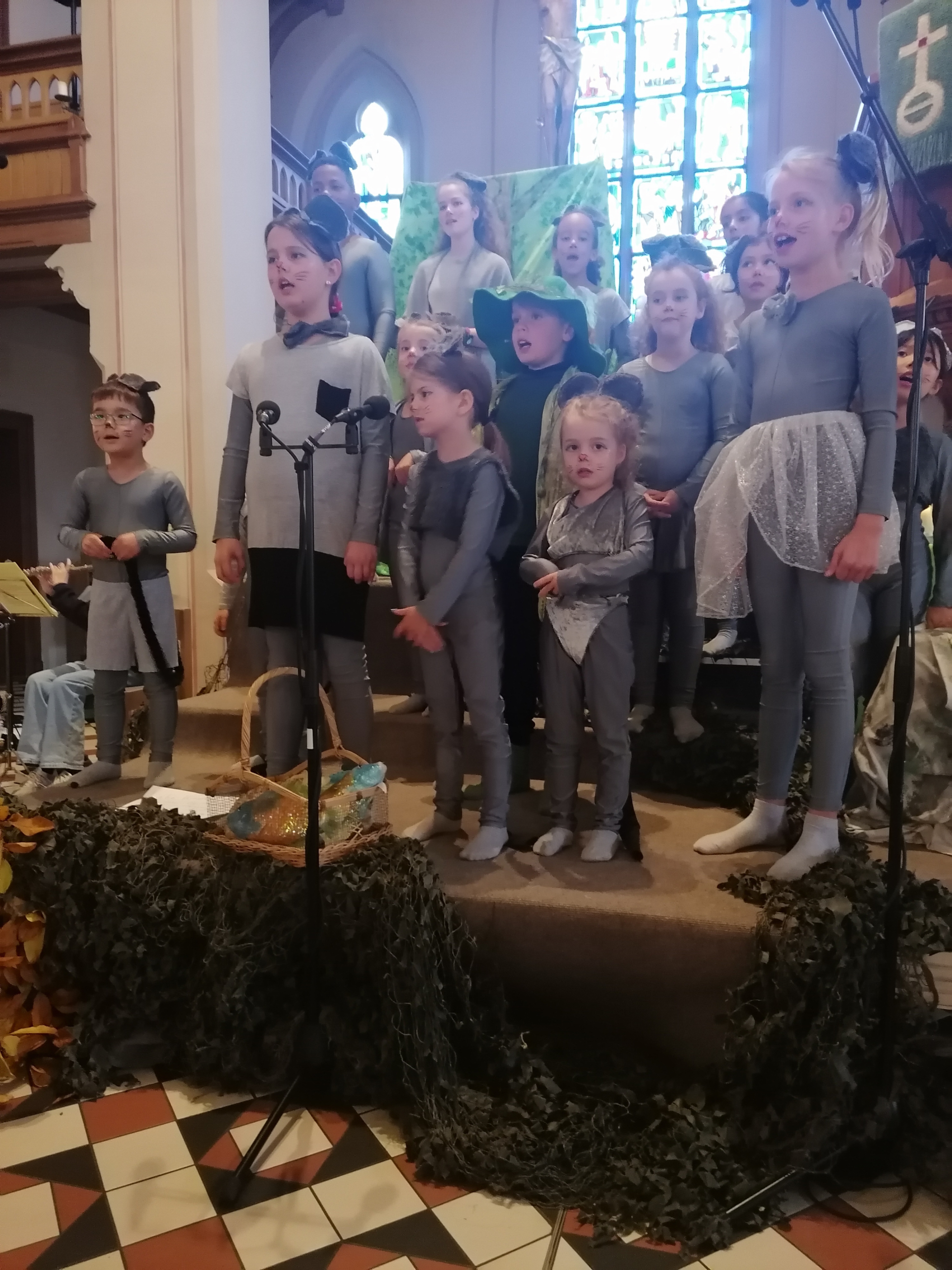 Gottesdienst in der Kirche in Klingenberg - Pfarrerin Besserer mit Aufführung des Kindermusicals "5+2, Plan B"